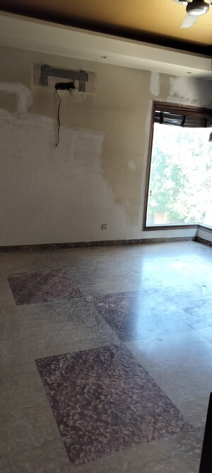 Room in 6+ BHK Independent House at RWA Apartments Sector 52, Sector 52 – for Rent