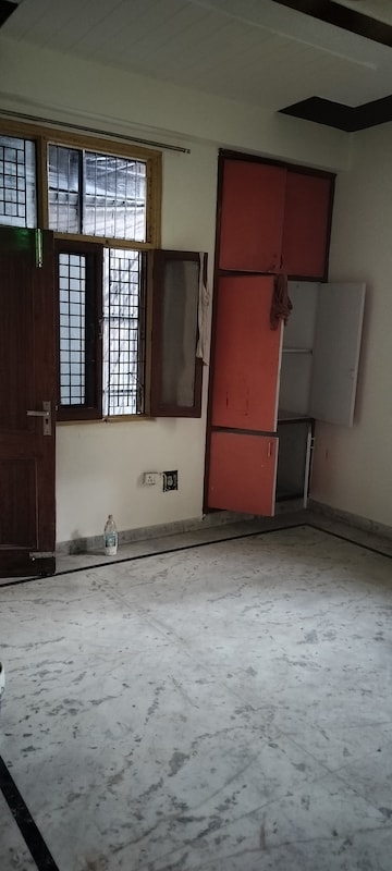 Room in 3 BHK Independent House at RWA Apartments Sector 50, Sector 50 – for Rent