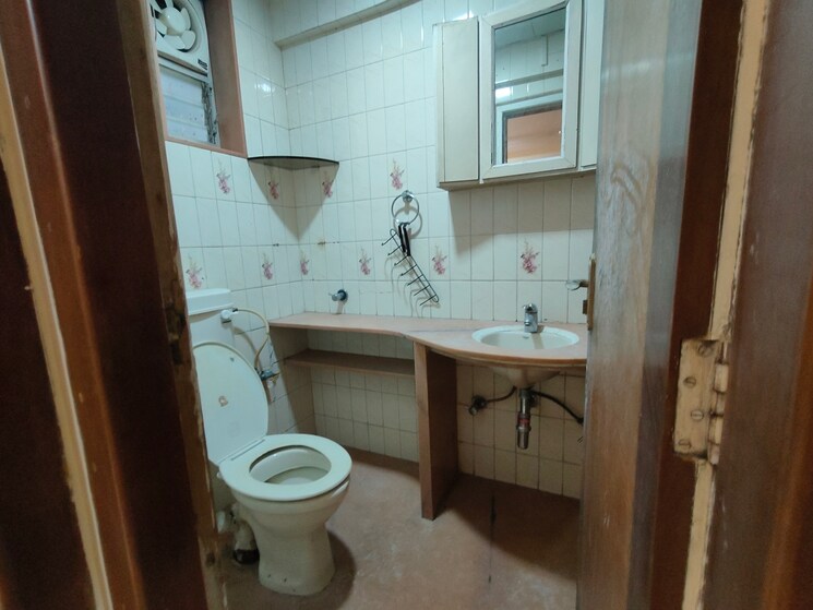 Bathroom, jayant-apartments 1 Bedroom 600 Sq.Ft. Apartment In Prabhadevi Mumbai 9244716