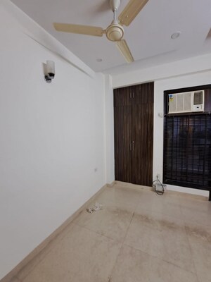 Room in 2 BHK Builder Floor at Unitech Arcadia, South City 2 – for Rent
