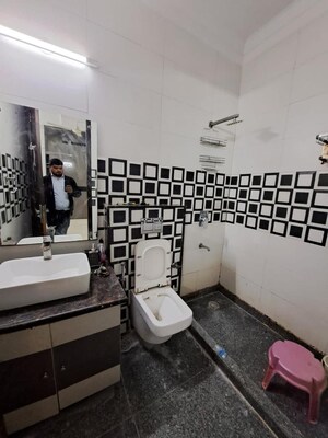 Team Area in 2 BHK Builder Floor at Unitech Arcadia, South City 2 – for Rent