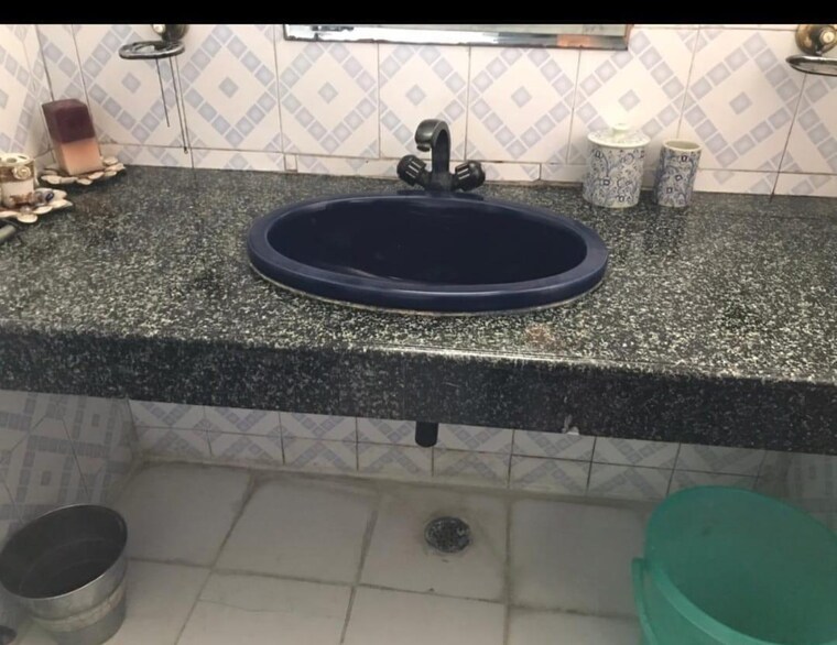 Bathroom, dlf phase i 2 Bedroom 200 Sq.Ft. Builder Floor In Dlf Phase I Gurgaon 9244844