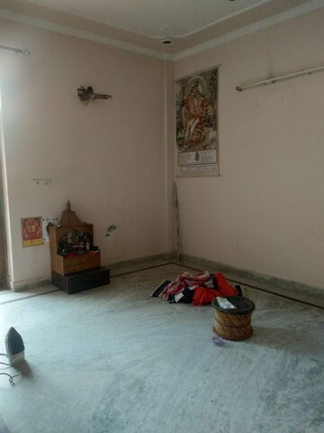 Room in 2 BHK Builder Floor at Sector 16 A – for Rent