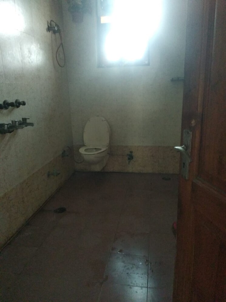 Bathroom, sector 16 a 2 Bedroom 2150 Sq.Ft. Builder Floor In Sector 16 A Faridabad 9245044