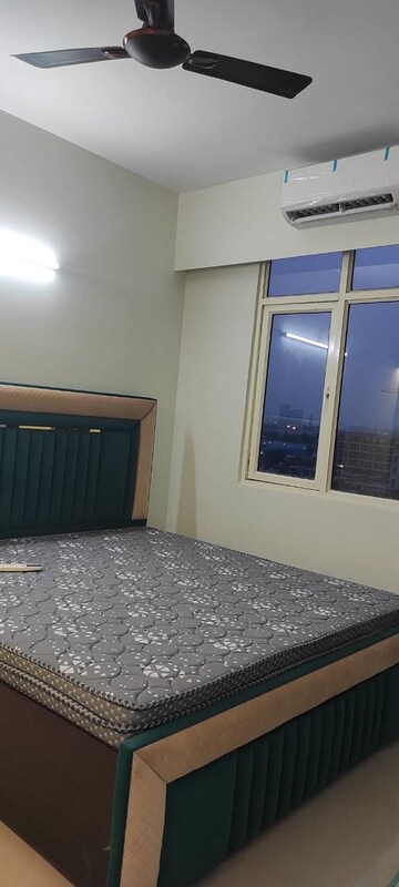 Room in 2 BHK Apartment at Suncity Avenue 76, Sector 76 – for Rent