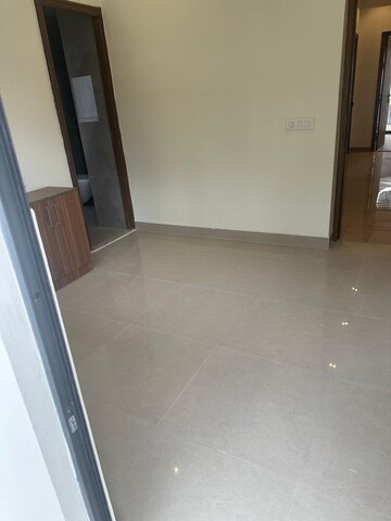 Room in 3 BHK Builder Floor at Suncity Vatsal Valley, Gwal Pahari – for Rent