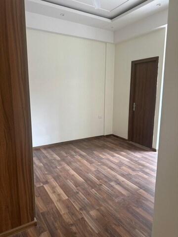 Room in 3 BHK Builder Floor at Suncity Vatsal Valley, Gwal Pahari – for Rent