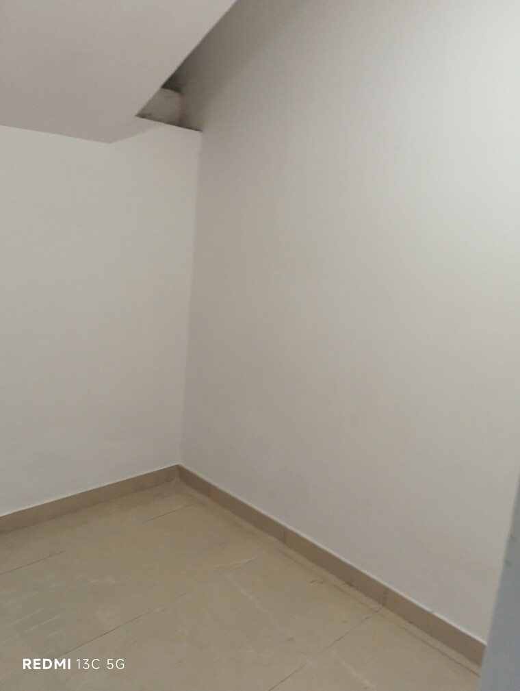 Room, lajpat nagar iii Commercial Office Space 900 Sq.Ft. In Lajpat Nagar Iii Delhi 9245308