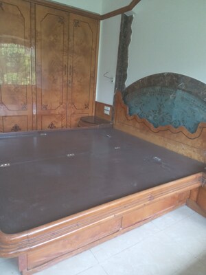 Furnished Amenities in 3 BHK Apartment at Khar West – for Rent