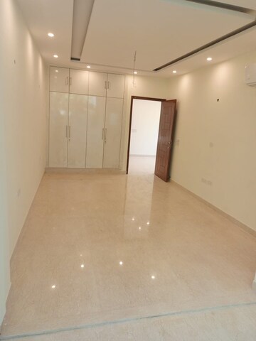 Room in 4 BHK Builder Floor at Kalindi Colony – for Rent