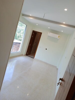 Room in 4 BHK Builder Floor at Kalindi Colony – for Rent