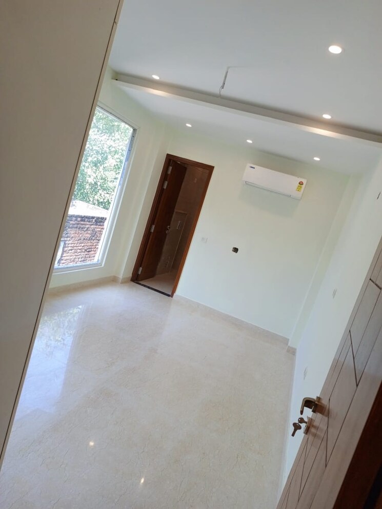 Room, kalindi colony 4 Bedroom 490 Sq.Yd. Builder Floor In Kalindi Colony Delhi 9245381