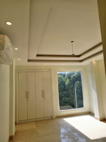 Room in 4 BHK Builder Floor at Kalindi Colony – for Rent