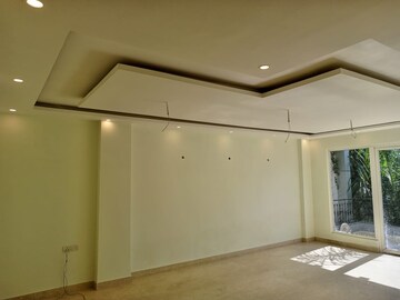 Room in 4 BHK Builder Floor at Kalindi Colony – for Rent