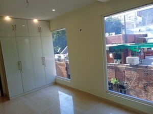 Room in 4 BHK Builder Floor at Kalindi Colony – for Rent