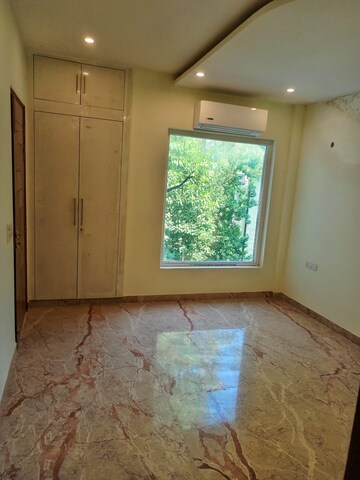 Room in 4 BHK Builder Floor at Kalindi Colony – for Rent