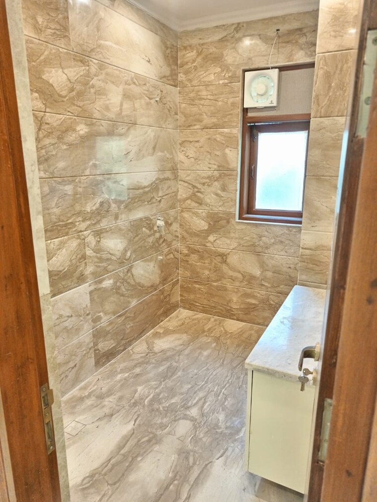 Room, kalindi colony 4 Bedroom 490 Sq.Yd. Builder Floor In Kalindi Colony Delhi 9245381