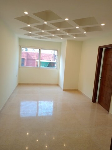 Room in 4 BHK Builder Floor at Kalindi Colony – for Rent
