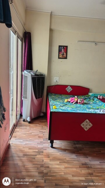 Bedroom in 2.5 BHK Apartment at Aims Golf City, Sector 75 – for Rent