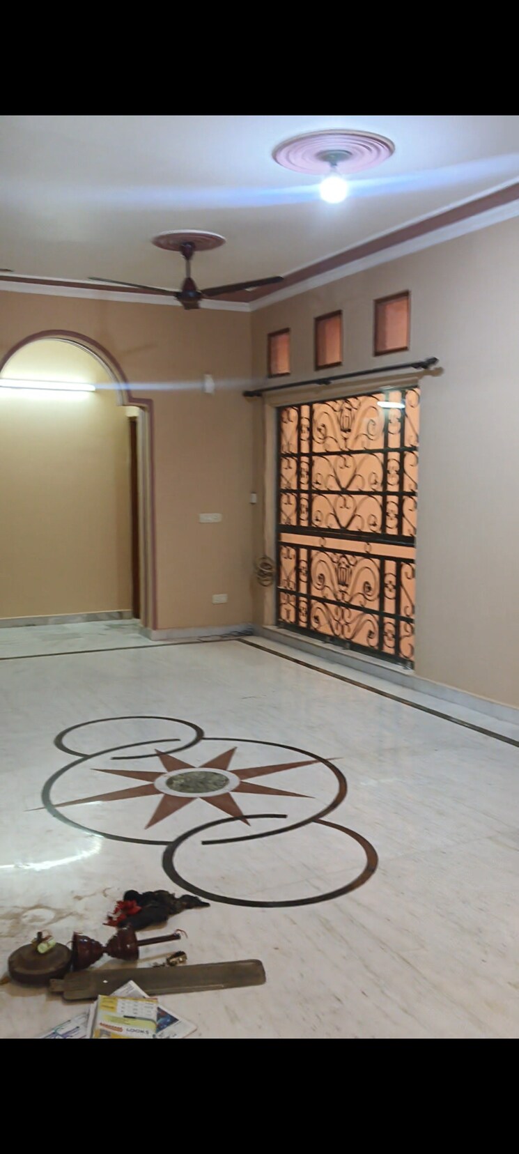 Room, ntpc-township 3 Bedroom 250 Sq.Mt. Apartment In Sector 33 Noida 9245530