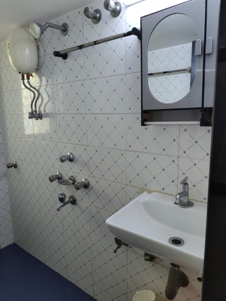 Bathroom, silver-nook-chs 3 Bedroom 1000 Sq.Ft. Apartment In Santacruz East Mumbai 9245547