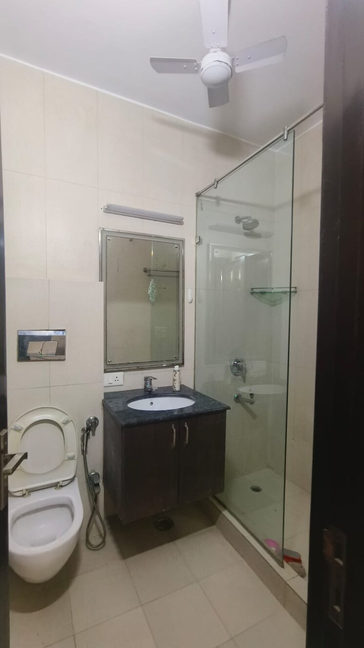 Bathroom, safdarjung enclave 2 Bedroom 200 Sq.Yd. Builder Floor In Safdarjung Enclave Delhi 9245561