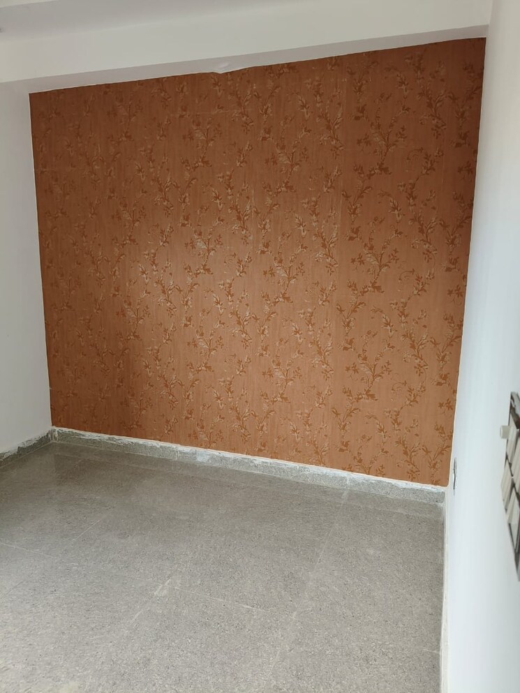 Room, sector 73 3 Bedroom 1352 Sq.Ft. Builder Floor In Sector 73 Noida 9245666