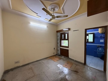 Room in 2 BHK Apartment at Paschim Vihar – for Rent