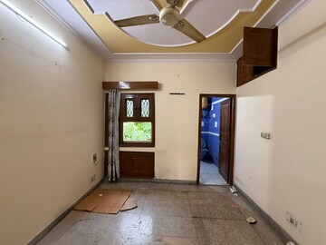Room in 2 BHK Apartment at Paschim Vihar – for Rent