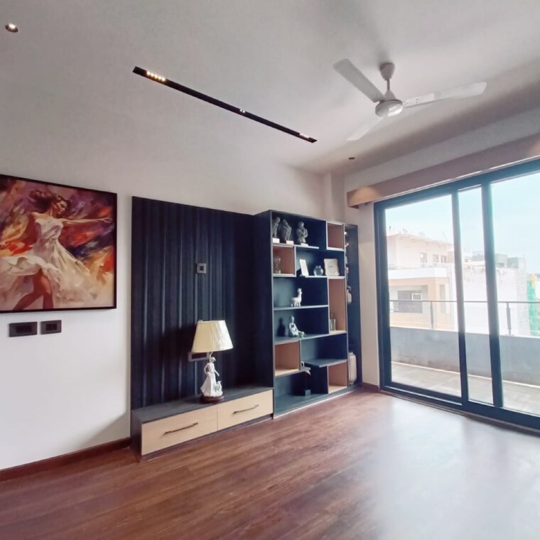 Room, sector 52 3.5 Bedroom 240 Sq.Yd. Builder Floor In Sector 52 Gurgaon 9245752