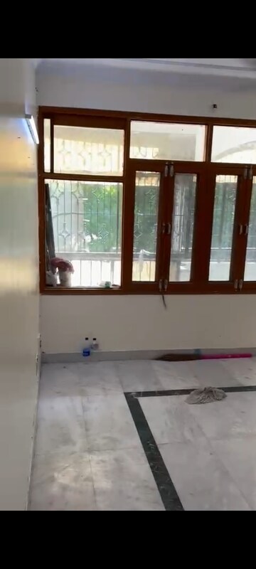 Room in 3 BHK Apartment at Antriksh Overseas Apartment, Sector 50 – for Sale