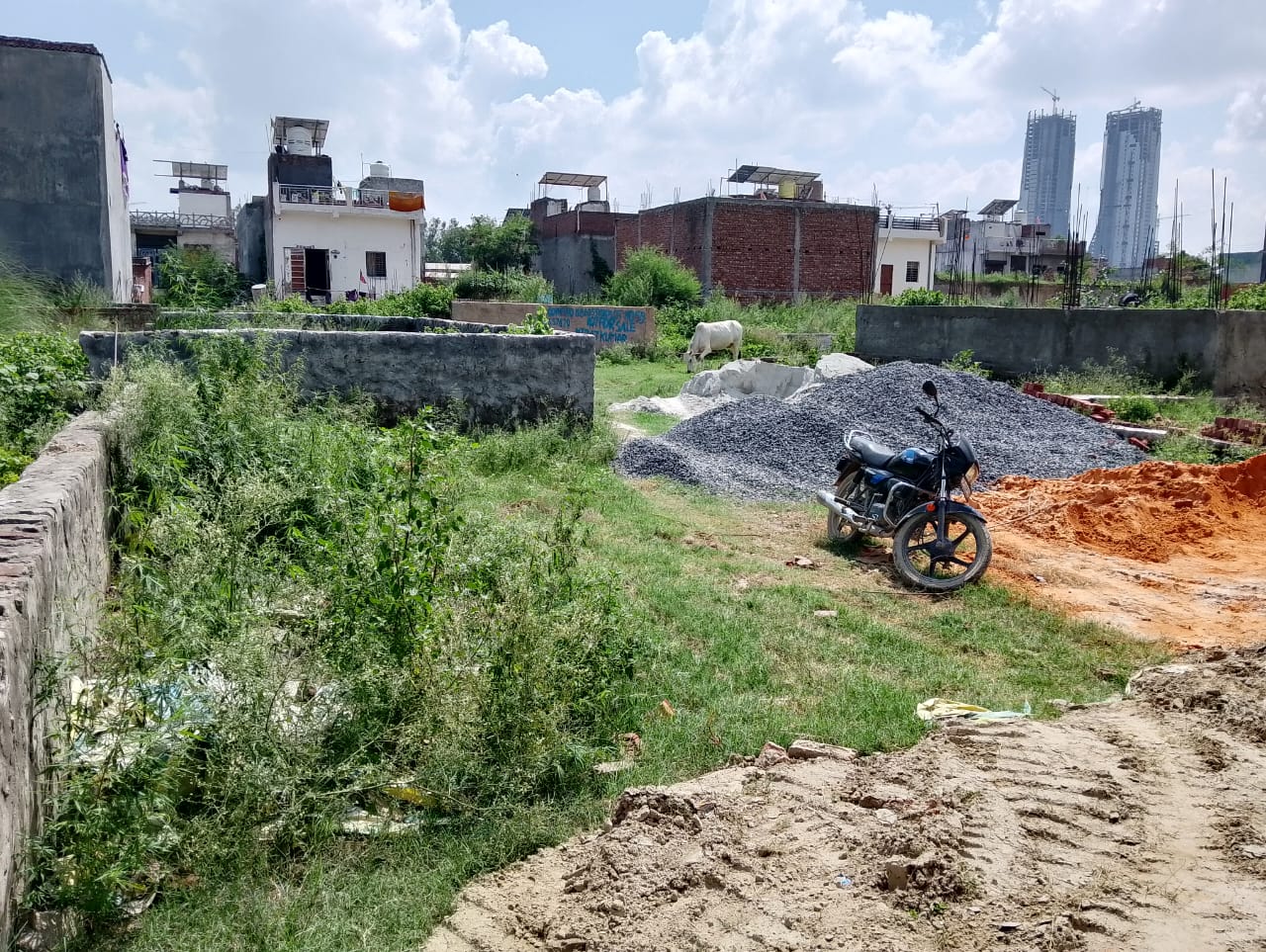  Parking, sector 137  550 Sq.Ft. Plot In Sector 137 Noida 9245969