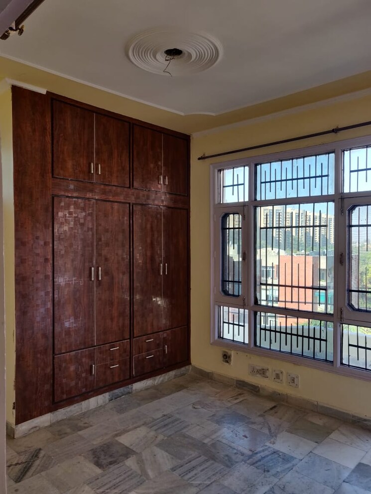 Room, sector 20 3 Bedroom 1800 Sq.Ft. Apartment In Sector 20 Panchkula 9246052