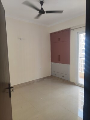 Room in 3 BHK Apartment at Amrapali Crystal Homes, Sector 76 – for Rent