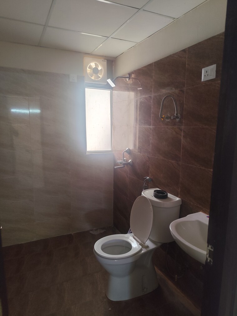 Bathroom, amrapali-crystal-homes 3 Bedroom 1375 Sq.Ft. Apartment In Sector 76 Noida 9246165