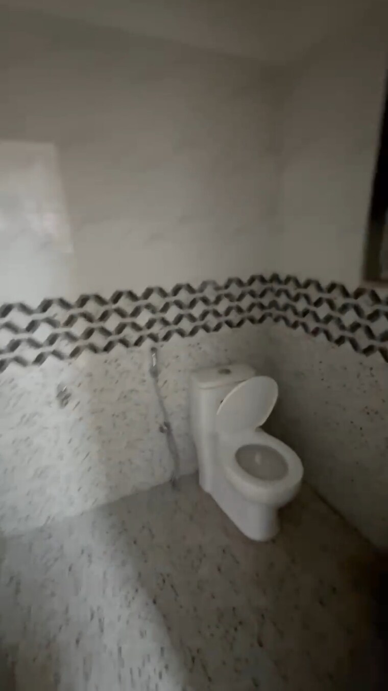 Bathroom, akash-deep-tower 1 Bedroom 400 Sq.Ft. Apartment In Girgaon Mumbai 9246218