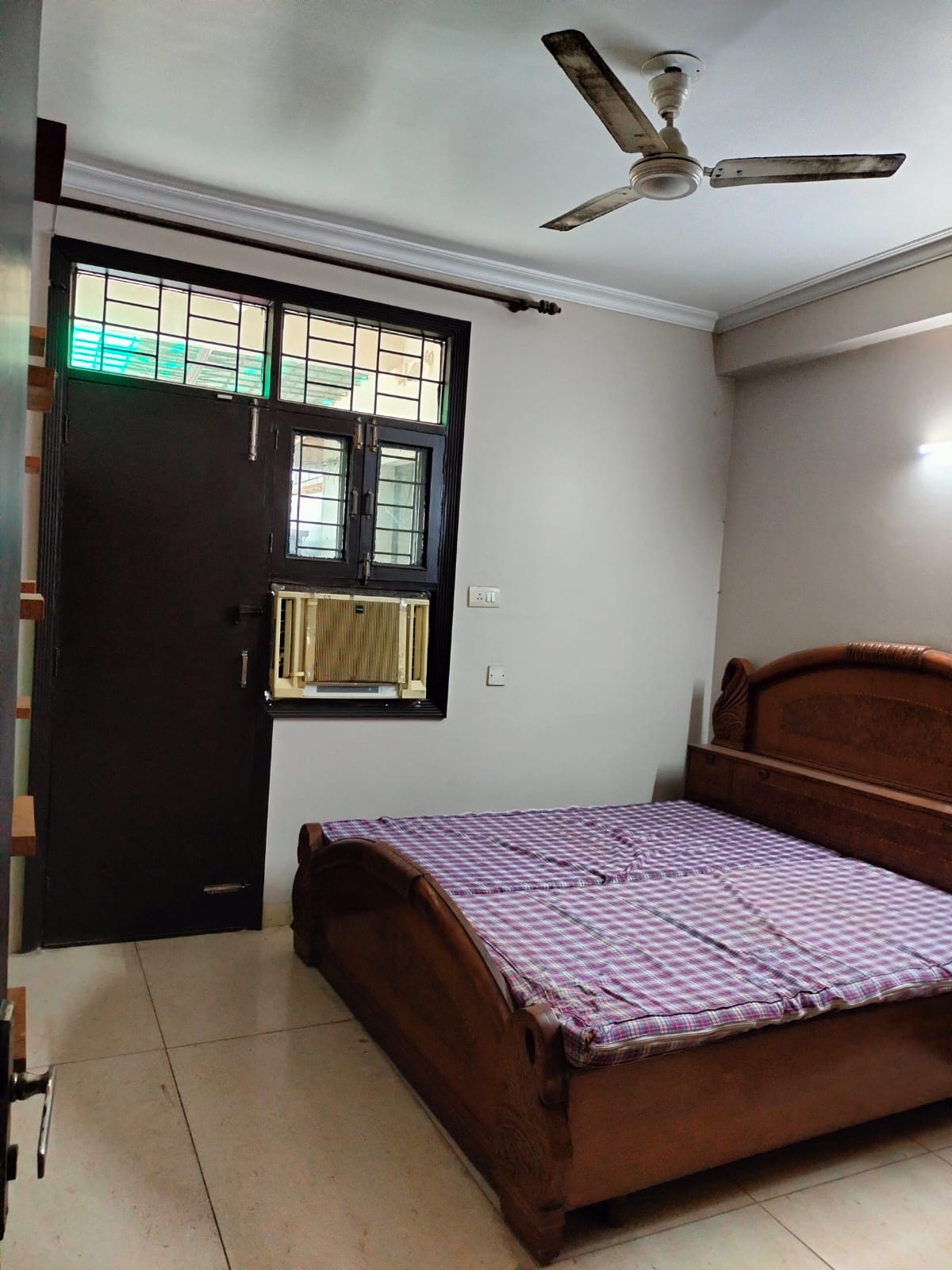 2.5 BHK + Servant Room Builder Floor For Rent in Unitech South City II