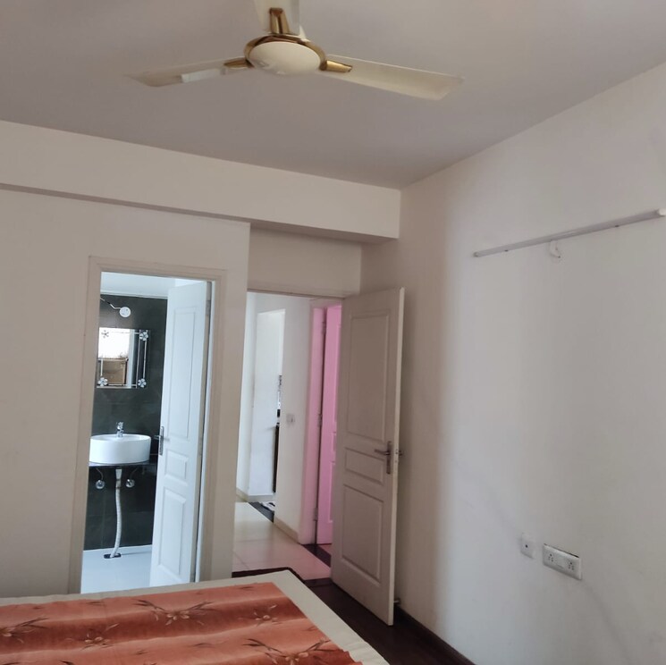 Room, international airport road 3 Bedroom 1351 Sq.Ft. Apartment In International Airport Road Zirakpur 9246315