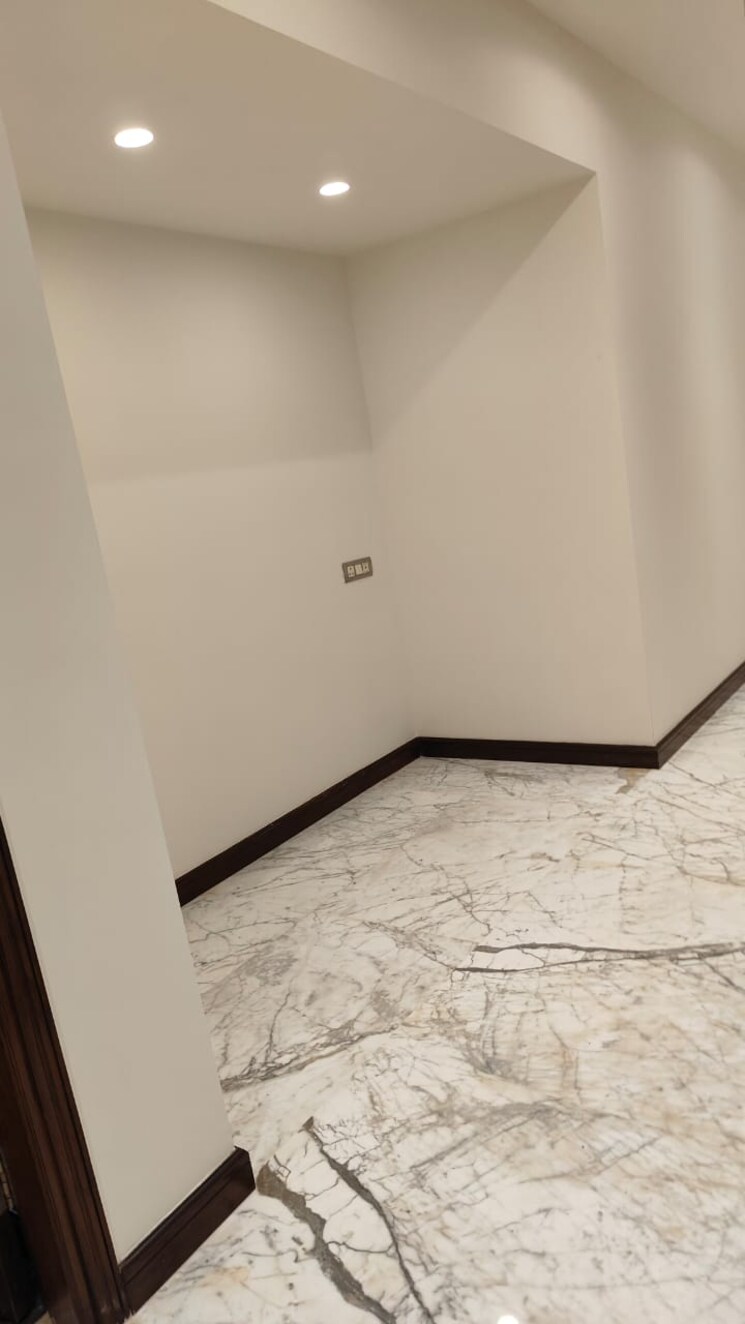 Room, sector 48 3 Bedroom 300 Sq.Mt. Independent House In Sector 48 Noida 9246400