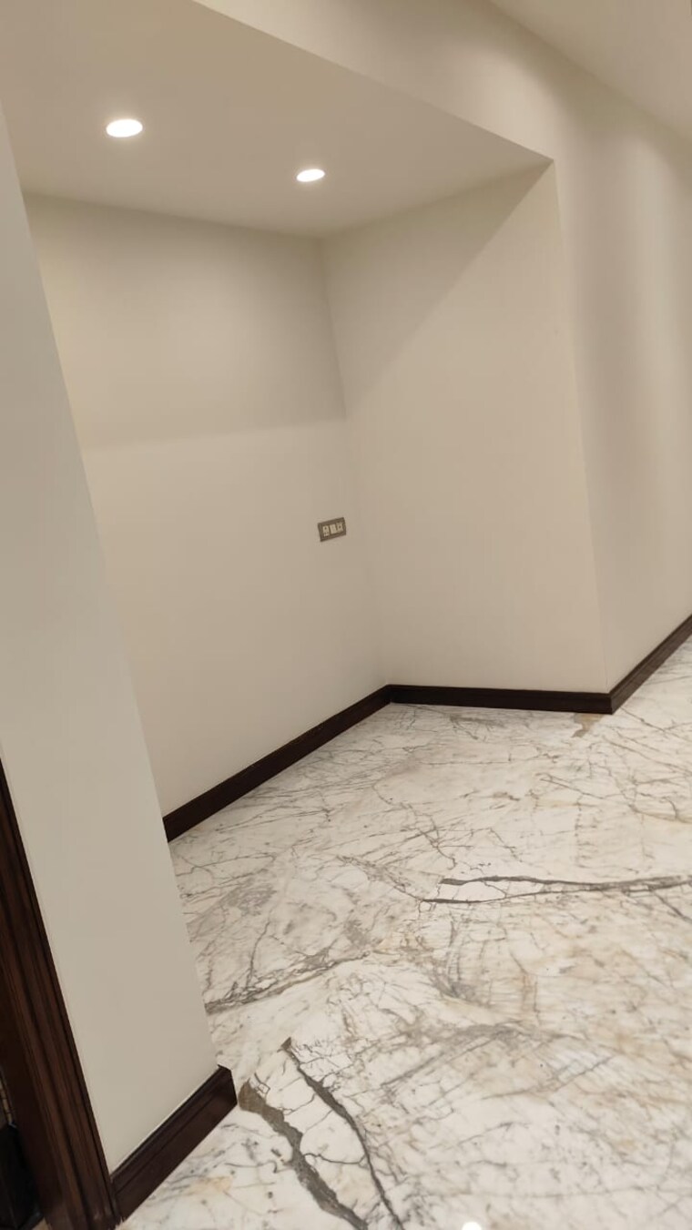 Room, sector 48 3 Bedroom 300 Sq.Mt. Independent House In Sector 48 Noida 9246400