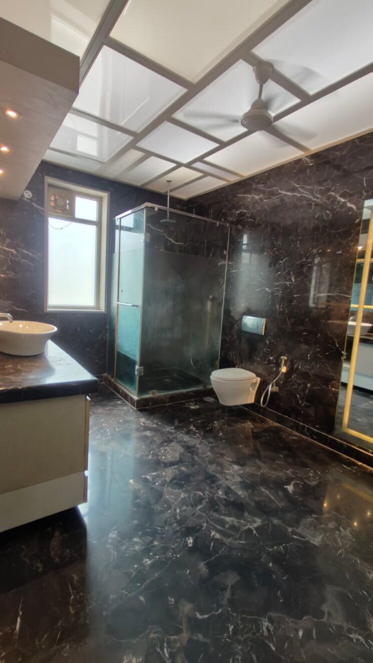 Bathroom, sector 48 3 Bedroom 300 Sq.Mt. Independent House In Sector 48 Noida 9246400