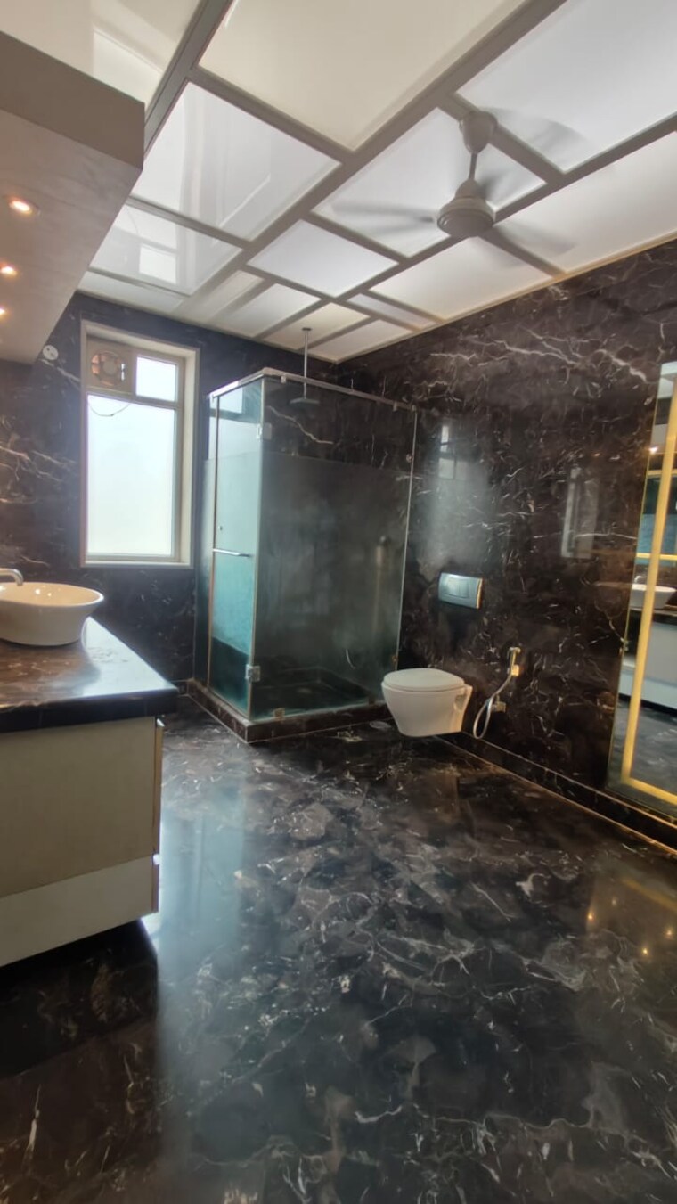 Bathroom, sector 48 3 Bedroom 300 Sq.Mt. Independent House In Sector 48 Noida 9246400
