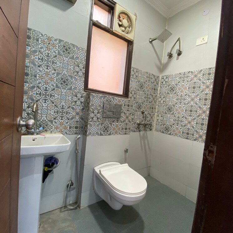 Bathroom, chattarpur 3 Bedroom 1200 Sq.Ft. Builder Floor In Chattarpur Delhi 9246407