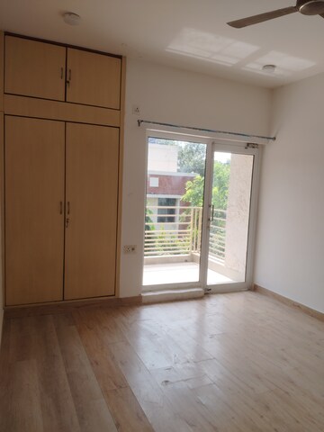 Room in 4 BHK Apartment at Sarita Vihar – for Sale