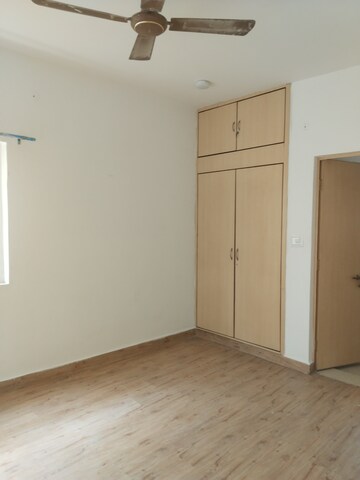Room in 4 BHK Apartment at Sarita Vihar – for Sale