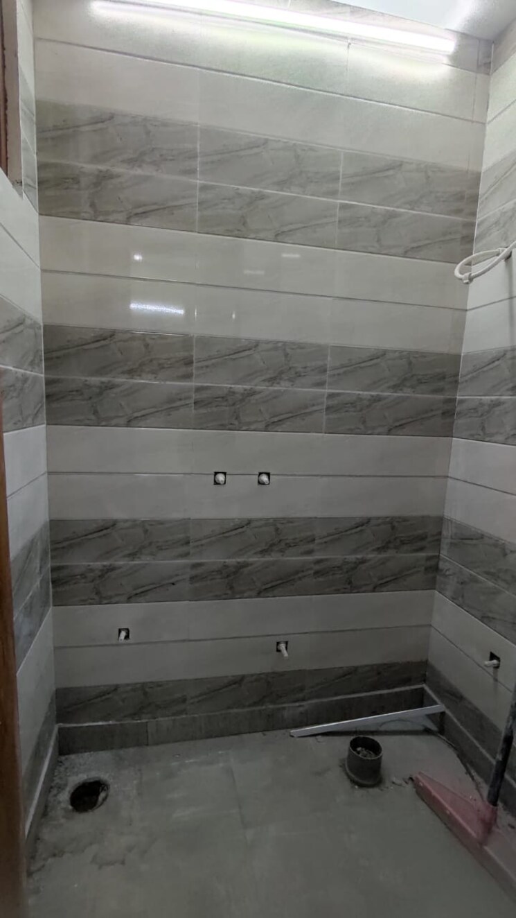 Bathroom, sector 73 2 Bedroom 1050 Sq.Ft. Builder Floor In Sector 73 Noida 9246492