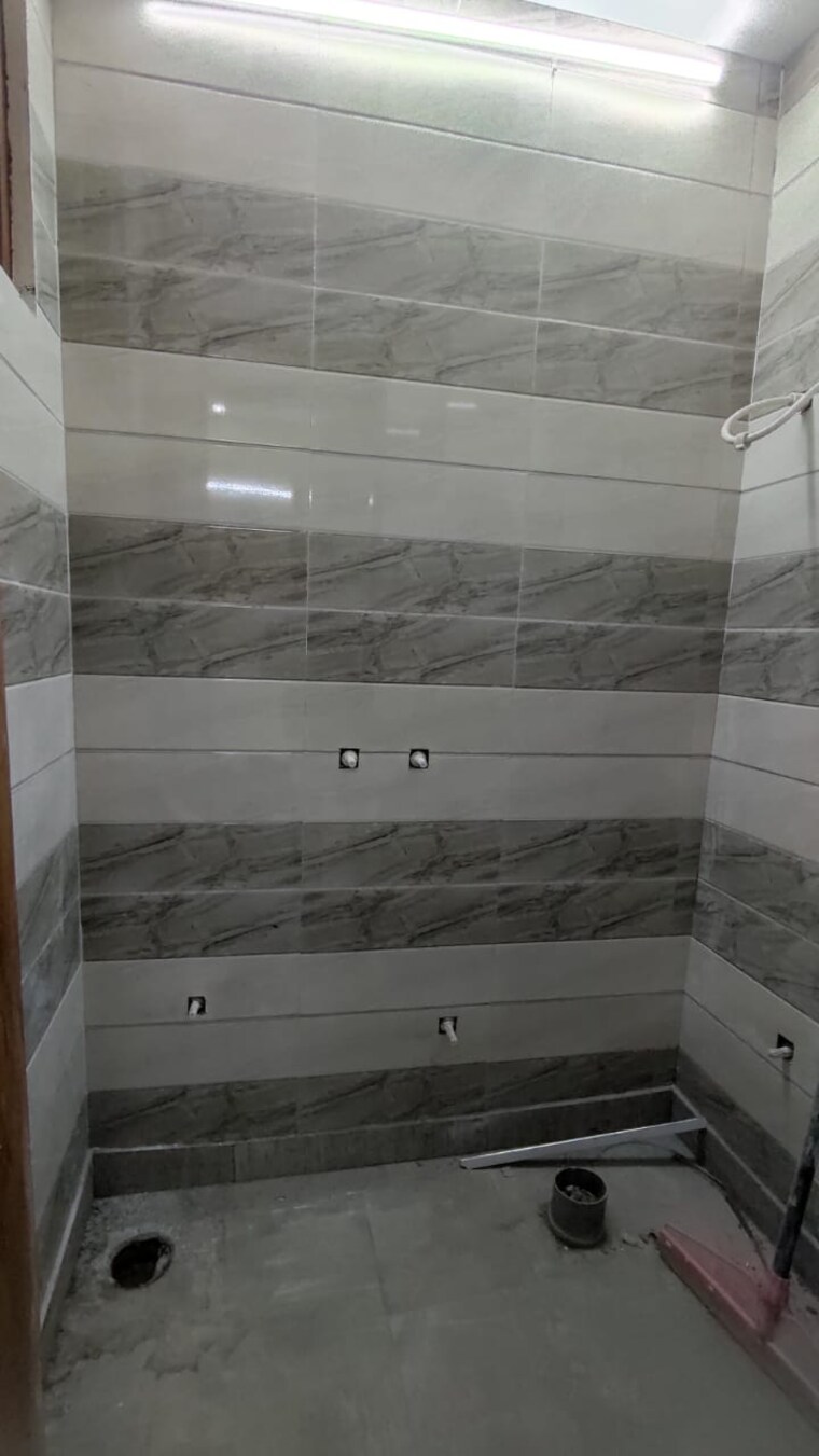 Bathroom, sector 73 2 Bedroom 1050 Sq.Ft. Builder Floor In Sector 73 Noida 9246492