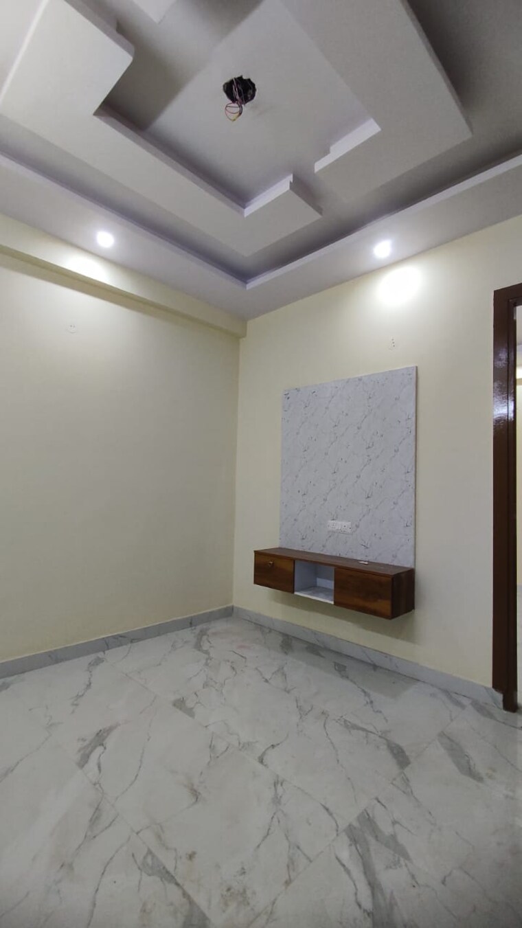 Room, sector 73 2 Bedroom 1050 Sq.Ft. Builder Floor In Sector 73 Noida 9246492