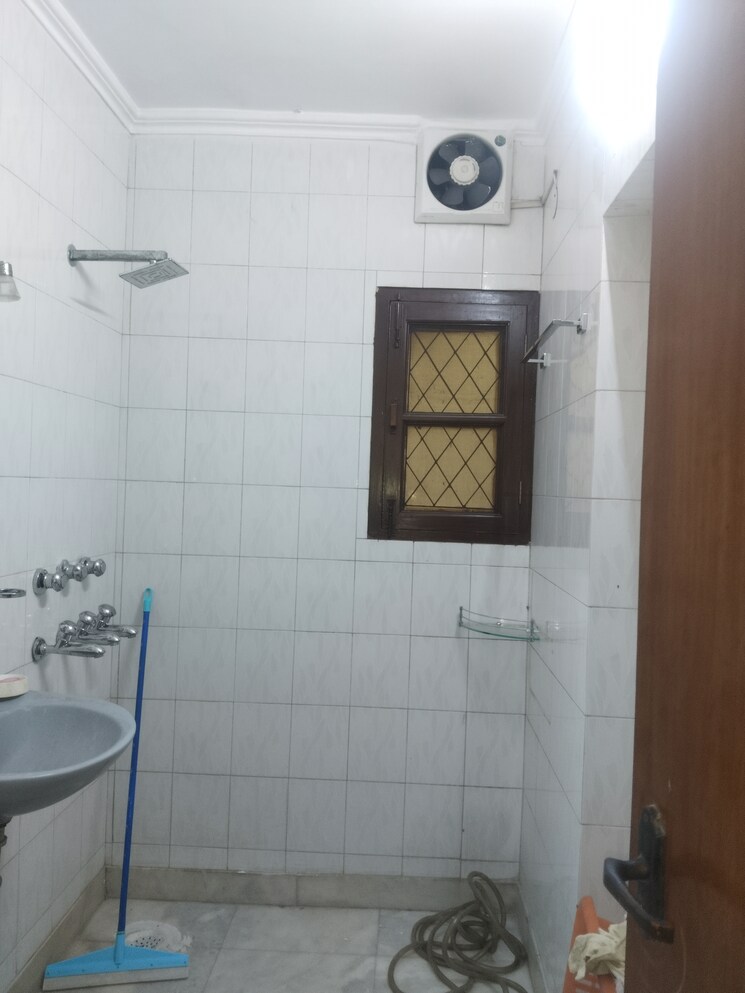 Bathroom, sarita vihar 3 Bedroom 1800 Sq.Ft. Apartment In Sarita Vihar Delhi 9246560