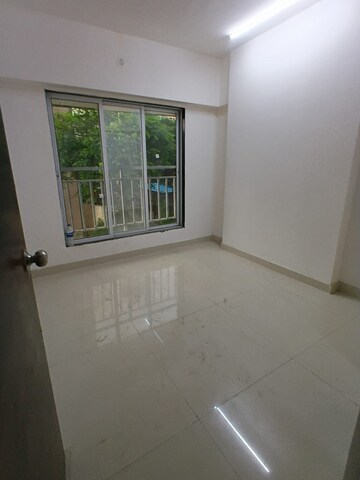 Room in 2 BHK Apartment at JP Decks, Goregaon East – for Rent